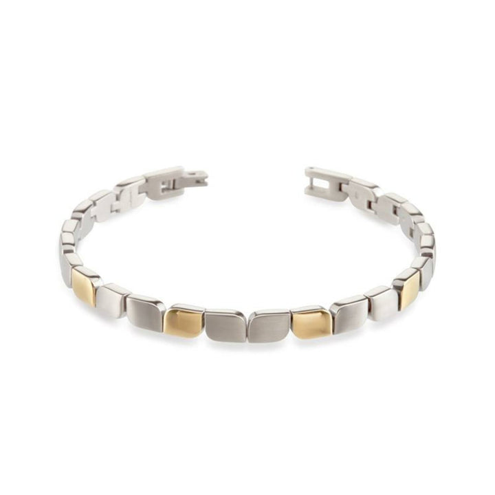 De Boccia Titanium Armband Bicolor 03007-02 heeft stijlvolle, zilverkleurige, vierkante schakels met gouden accenten, tegen een witte achtergrond.