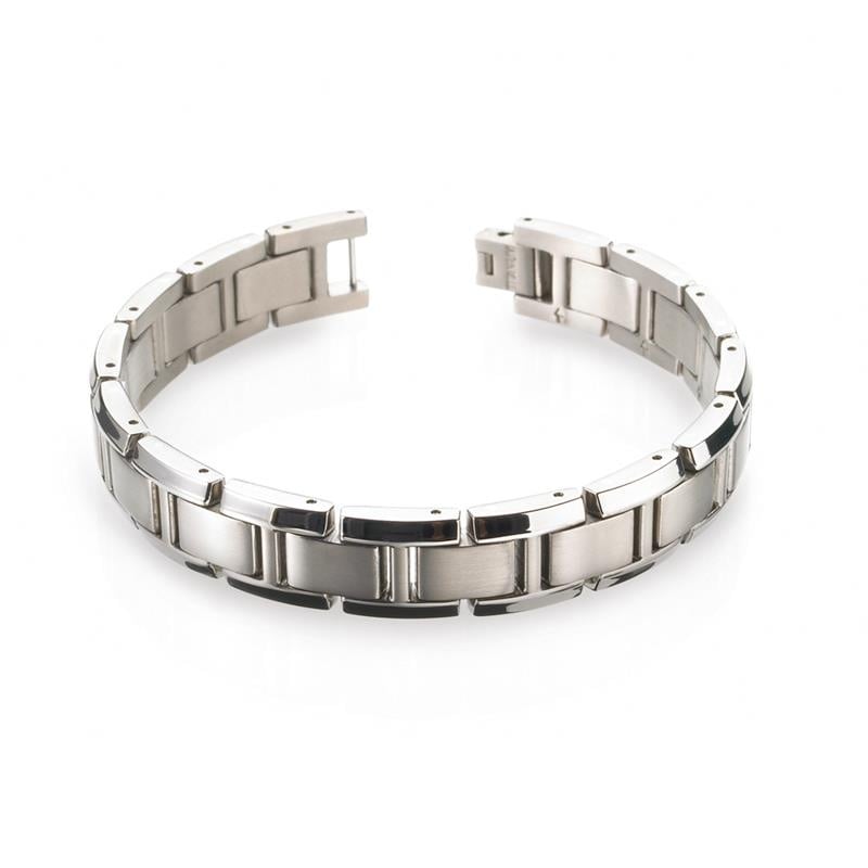 De Boccia Titanium Armband 0337-01 van Boccia heeft een witte achtergrond en is voorzien van brede, rechthoekige titanium schakels met gepolijste en geborstelde afwerkingen, gerangschikt in een gedeeltelijk open, ronde vorm.