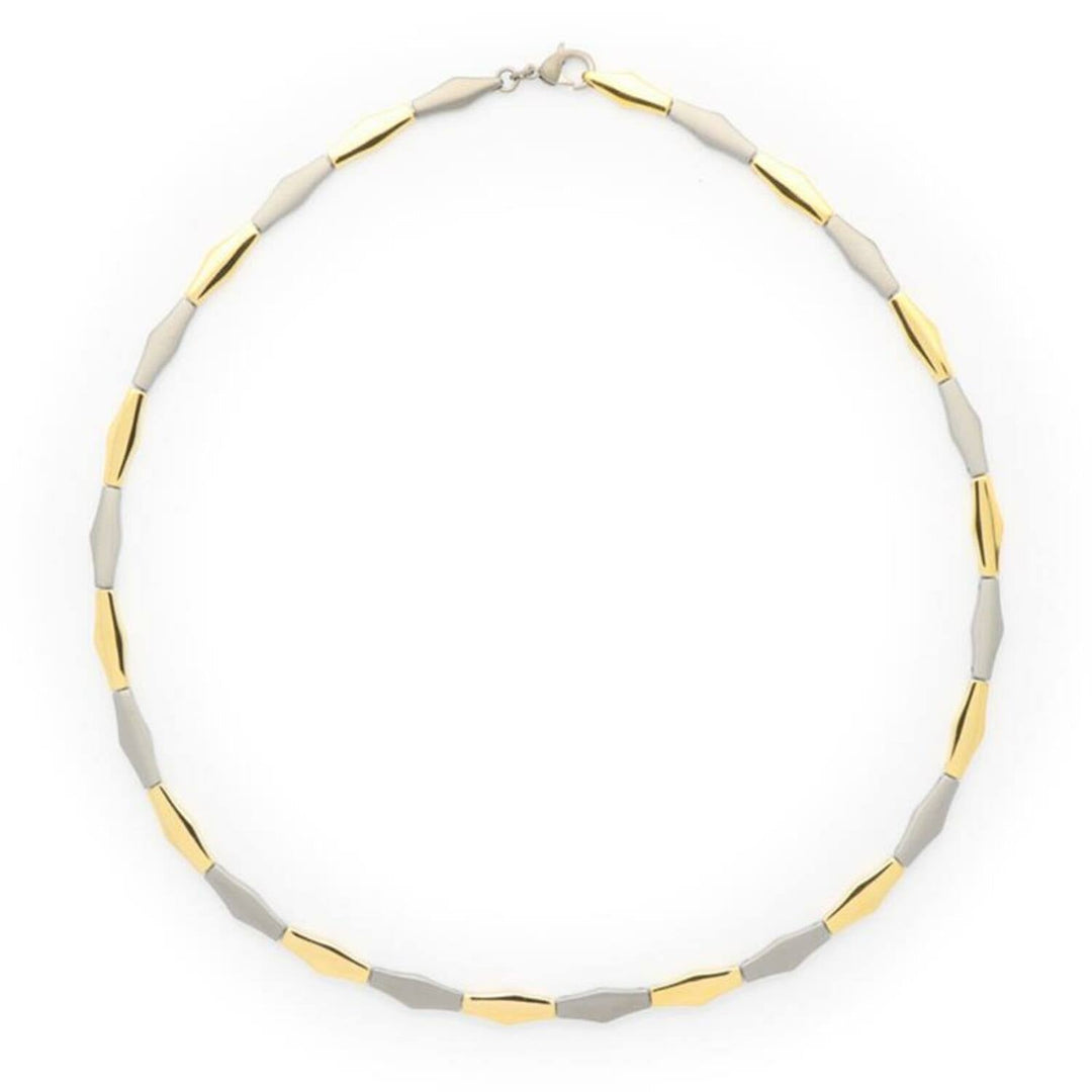 De Boccia Titanium Collier Bicolor 08047-02 heeft afwisselend gouden en zilveren geometrische schakels in een herhalend patroon, afgewerkt met een klein sluitingetje.