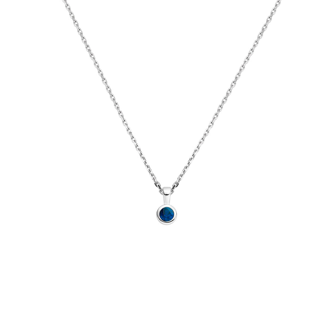 De Van der Kooij Collectie collier met geboortesteen 41 + 4 cm zilver gerhodineerd is een delicaat zilveren collier met een kleine, ronde blauwe geboortesteen hanger in een eenvoudige bezel zetting, gecentreerd afgebeeld tegen een witte achtergrond.