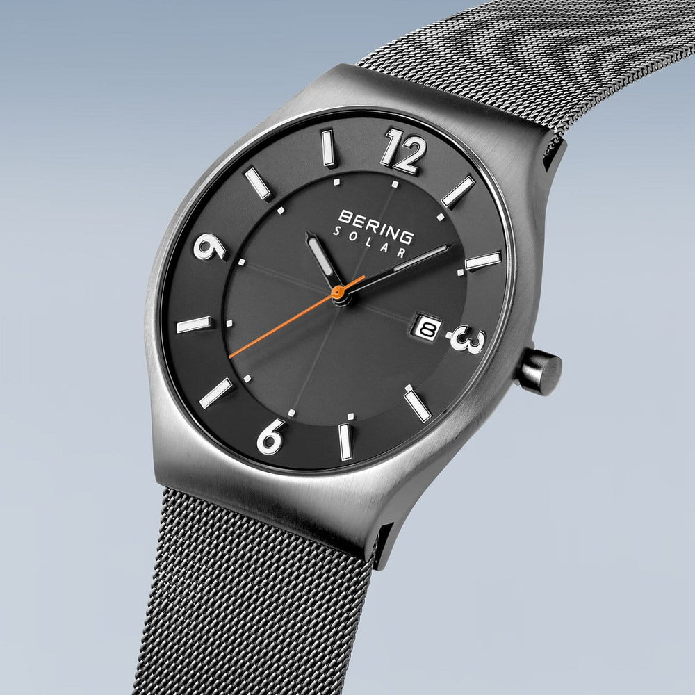 Ontdek verfijning met het Bering 14440-077 Herenhorloge. Dit strakke horloge heeft een grijze wijzerplaat, zilveren markeringen, cijfers en Solar-technologie voor blijvende kracht. Het duurzame Saffierglas en de mesh metalen band versterken de elegantie, terwijl een oranje secondewijzer flair toevoegt.