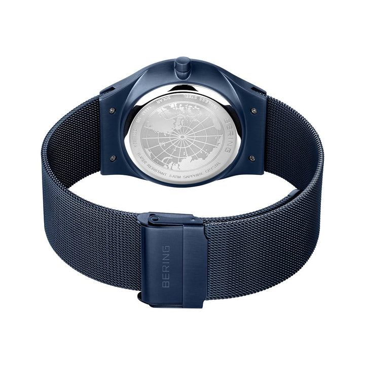 Het Bering 14440-393 herenhorloge heeft een marineblauwe meshband met een reliëfopdruk van BERING op de sluiting, een achterkant met een gegraveerde wereldkaart en tekst in een ronde gepolijste afwerking, aangevuld met duurzame saffierglas bescherming.