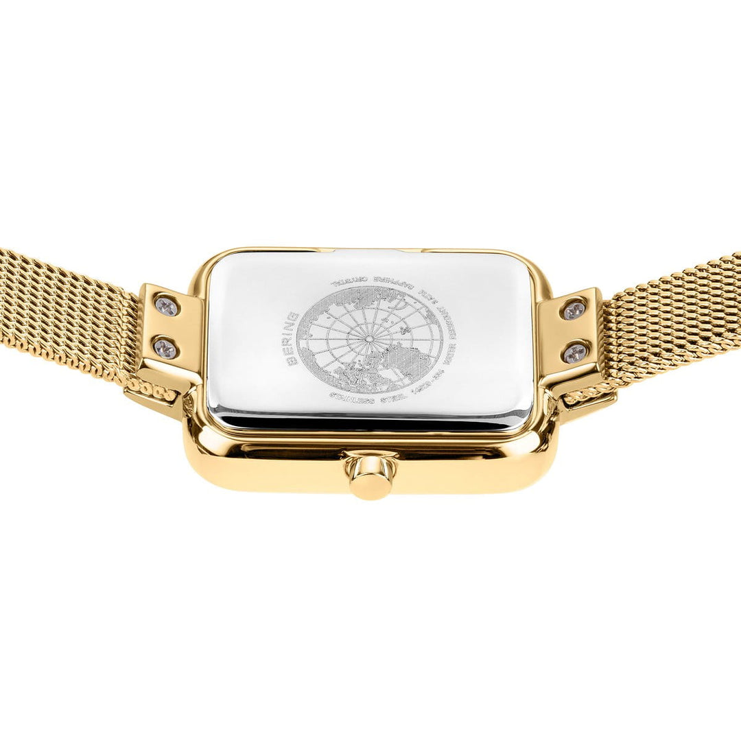 De achterkant van het Bering 14520-334 goudkleurig horloge is voorzien van een roestvrijstalen kast, een mesh band en een zilverkleurige achterkant van de kast die is gegraveerd met een wereldkaart en elegante details - een kenmerkend Bering-logo.