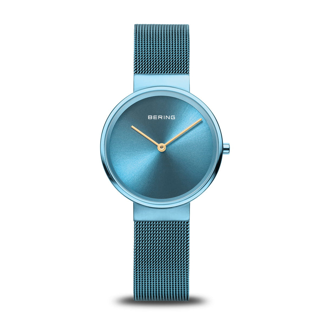 Het Bering 14531-388 Dameshorloge heeft een minimalistisch blauw design met een duurzame Saffierglas wijzerplaat. Een blauwe mesh band complementeert de grote ronde wijzerplaat, terwijl twee gouden wijzers de tijd bijhouden met Quartz-uurwerk precisie, afgemaakt met de zichtbare Bering merknaam.