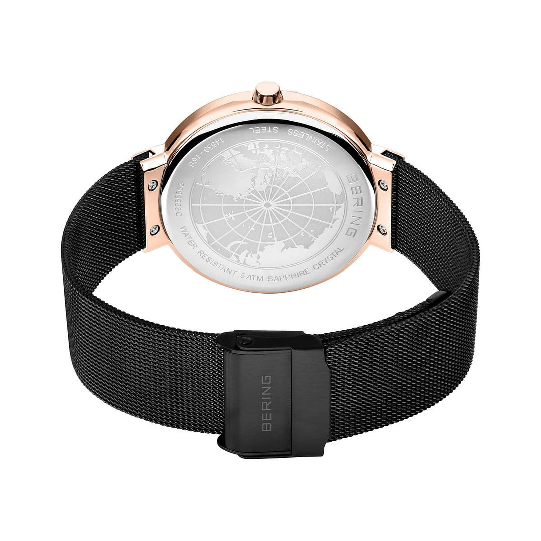 Achteraanzicht van een Bering 14539-166 Unisexhorloge toont een roségouden roestvrijstalen kast en een zwarte meshband. Een gegraveerde wereldkaart siert de achterkant, met BERING geëtst op de sluiting en achterkant, wat de strakke Quartz-uurwerk precisie benadrukt.