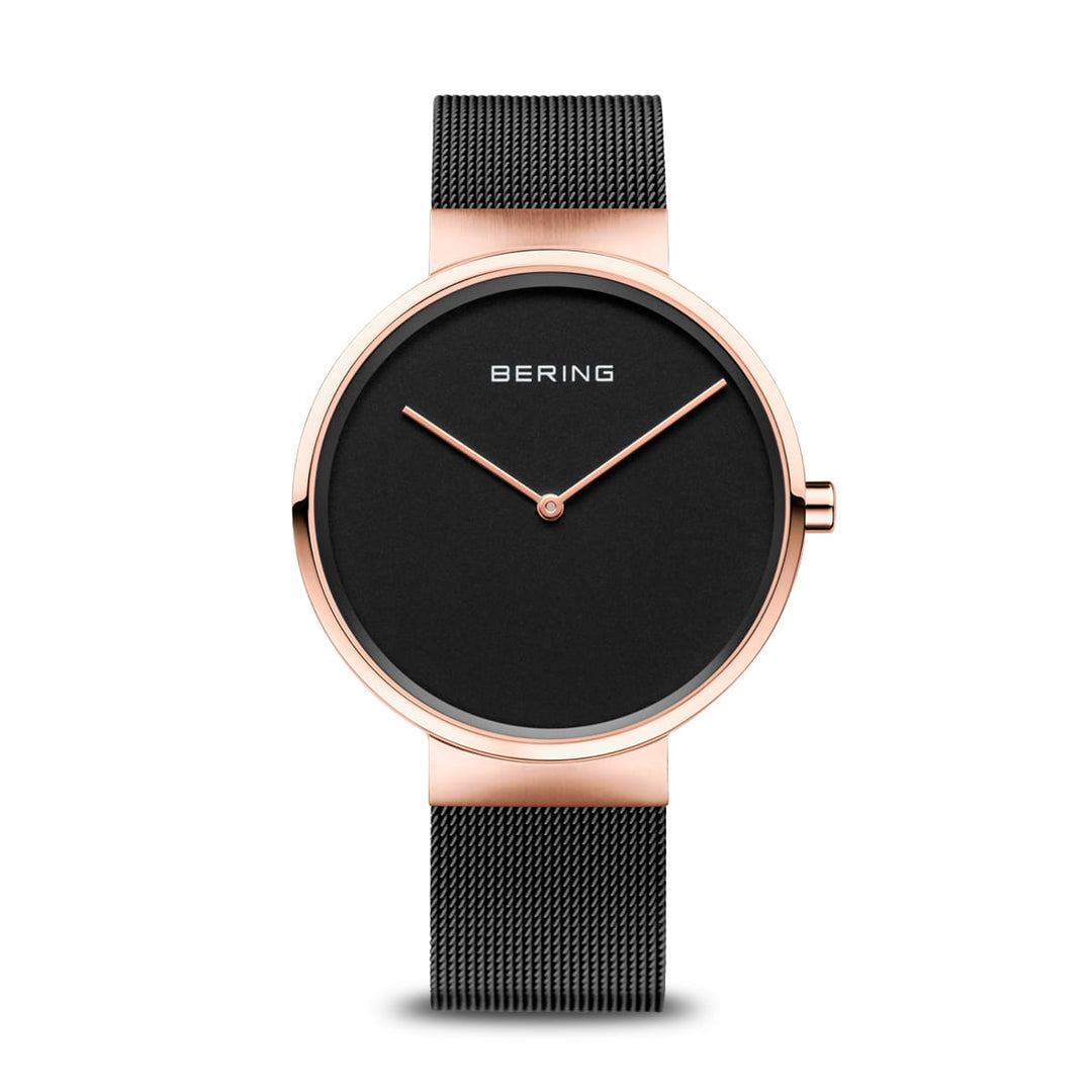 De Bering 14539-166 is een unisex horloge met een minimalistische zwarte wijzerplaat, roségouden roestvrijstalen kast, eenvoudige wijzers en een mesh zwarte band. De merknaam Bering staat bovenaan in het midden en het loopt op betrouwbaar quartz-uurwerk.