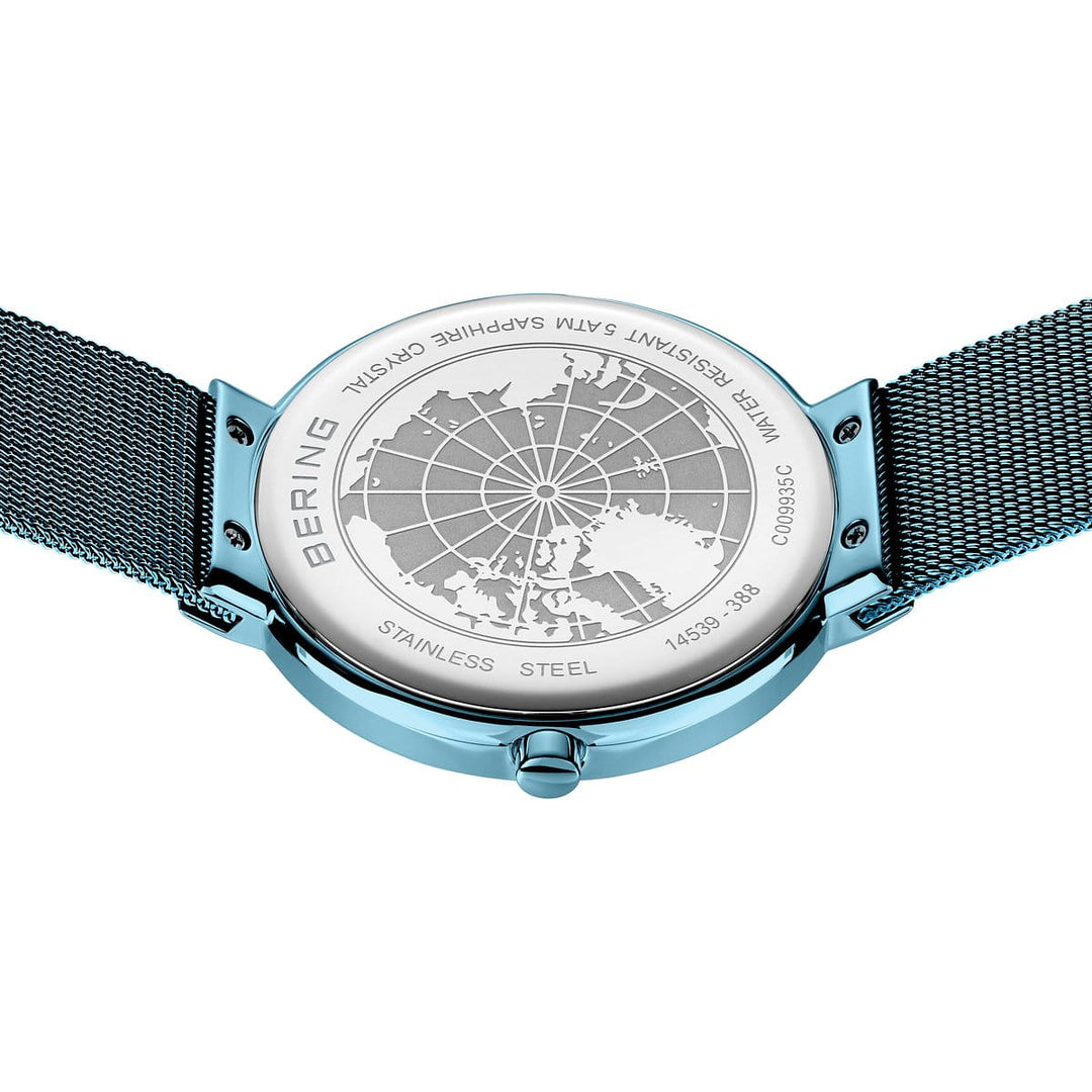 De achterkant van het Bering 14539-388 horloge toont een gedetailleerde wereldkaart en gravures met een roestvrijstalen meshband en duurzaam Saffierglas. De Bering naam en quartz-uurwerk specificaties zijn elegant zichtbaar.