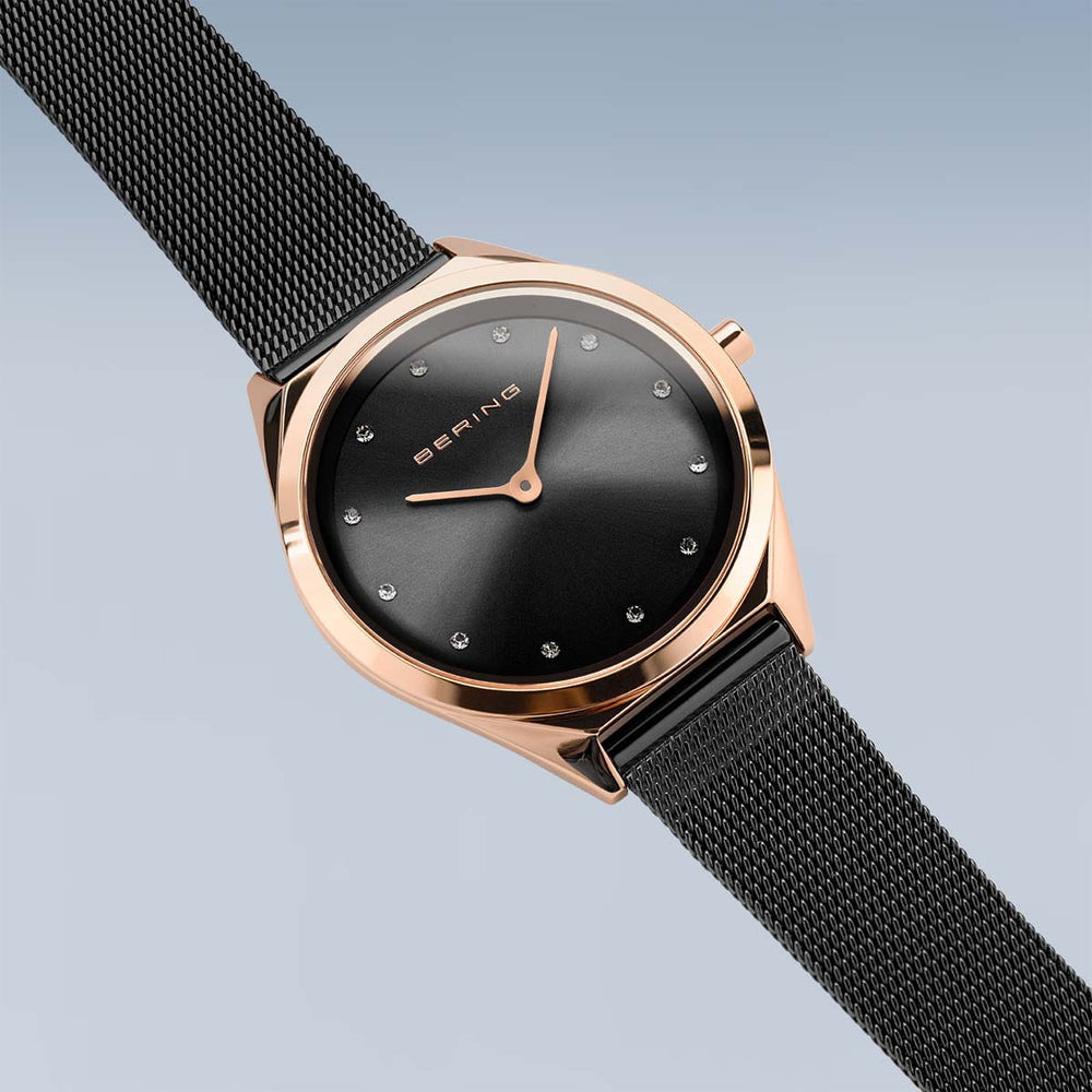 Het Bering 17031-162 polshorloge heeft een roestvrijstalen kast, zwarte wijzerplaat en een minimalistisch ontwerp met een roségouden kast en zwarte meshband. Het heeft krasbestendig saffierglas en kleine kristallen uurmarkeringen op de schone wijzerplaat.