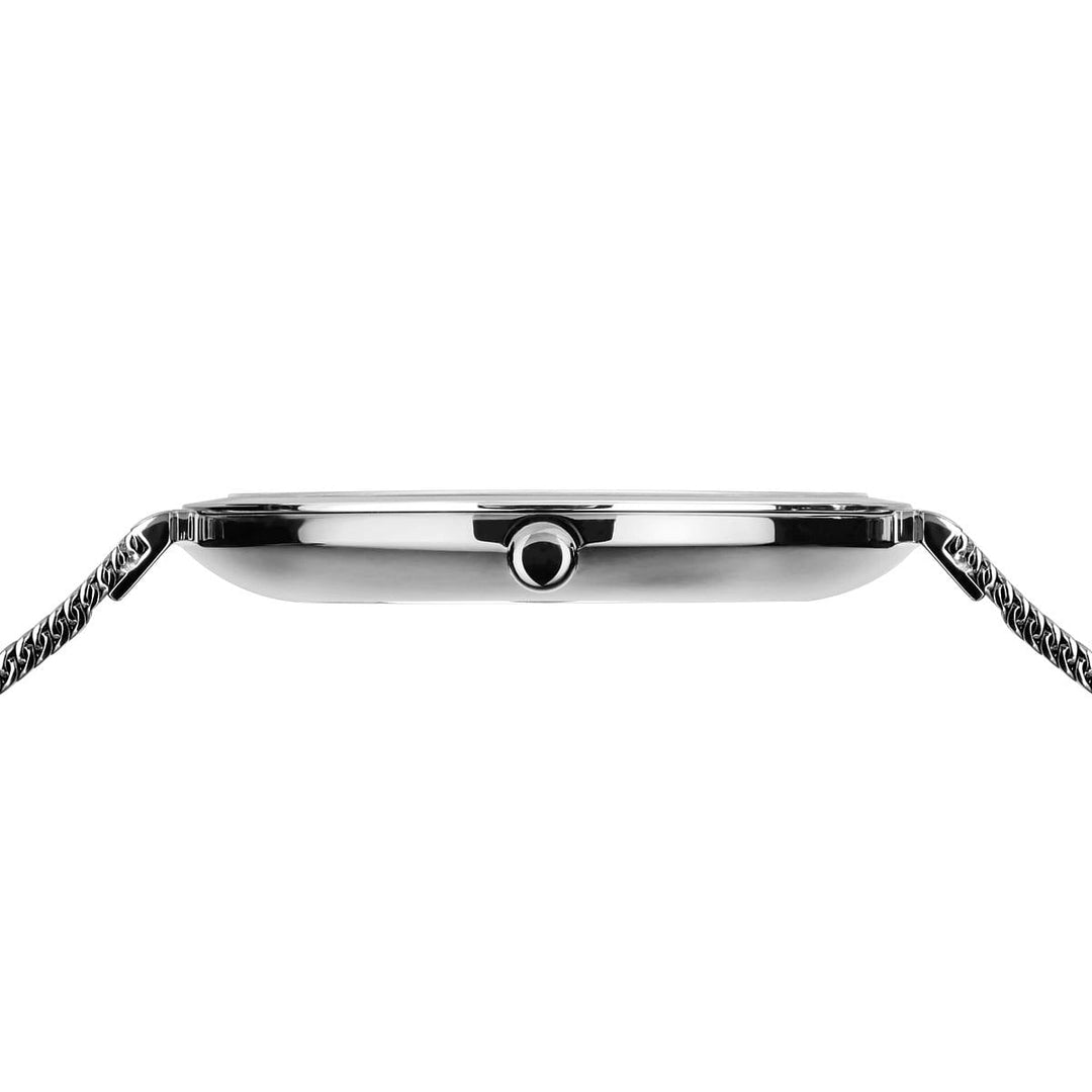 Zijaanzicht van een strak, zilverkleurig 18132-004 polshorloge van Bering met een minimalistisch design. Dit elegante dameshorloge heeft een dun profiel, saffierglas duurzaamheid, een fijne mesh band, roestvrijstalen kast met gepolijste metalen afwerking en één kroon aan de rechterkant.