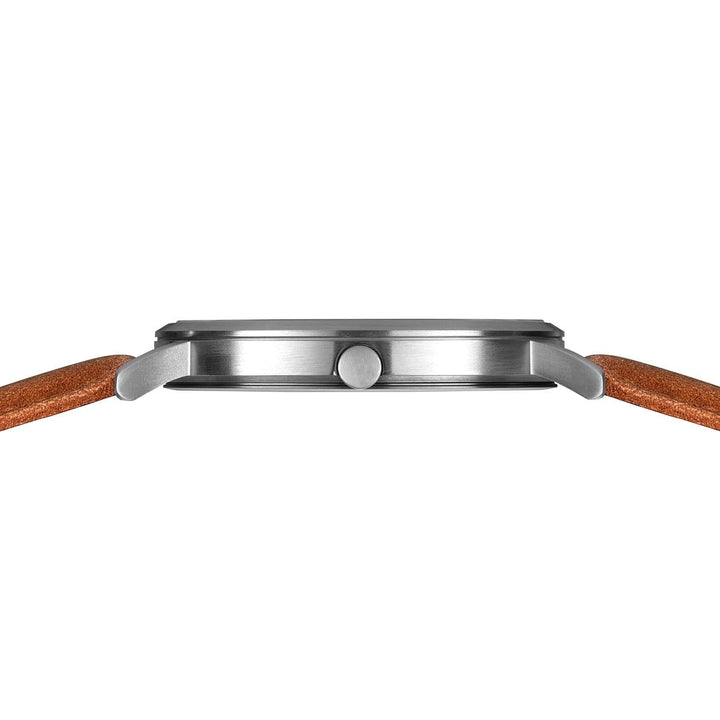 Zijaanzicht van een strak Bering herenhorloge, model 18640-568, met een roestvrijstalen kast, bruine leren band en groene wijzerplaat met saffierglas. Het minimalistische dunne ontwerp en de ronde knop zijn gemarkeerd.