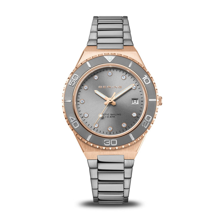 Het Bering dameshorloge 18936-769 is een luxe horloge met een zilveren en gouden band. Het heeft een grijze wijzerplaat met gouden uurmarkeringen en diamanten accenten, beschermd door saffierglas. De roestvrijstalen kast omvat een lunette met minutenmarkeringen en een datumweergave op drie uur.