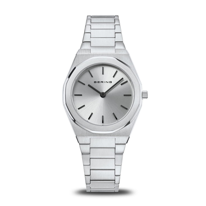 Het Bering dameshorloge 19632-700 is een strak zilveren polshorloge met een metalen schakelband, ronde wijzerplaat, minimalistische zwarte uurmarkeringen en wijzers, saffierglas bescherming en nauwkeurig kwartsuurwerk. De elegante merknaam Bering wordt weergegeven onder de 12-uurspositie.