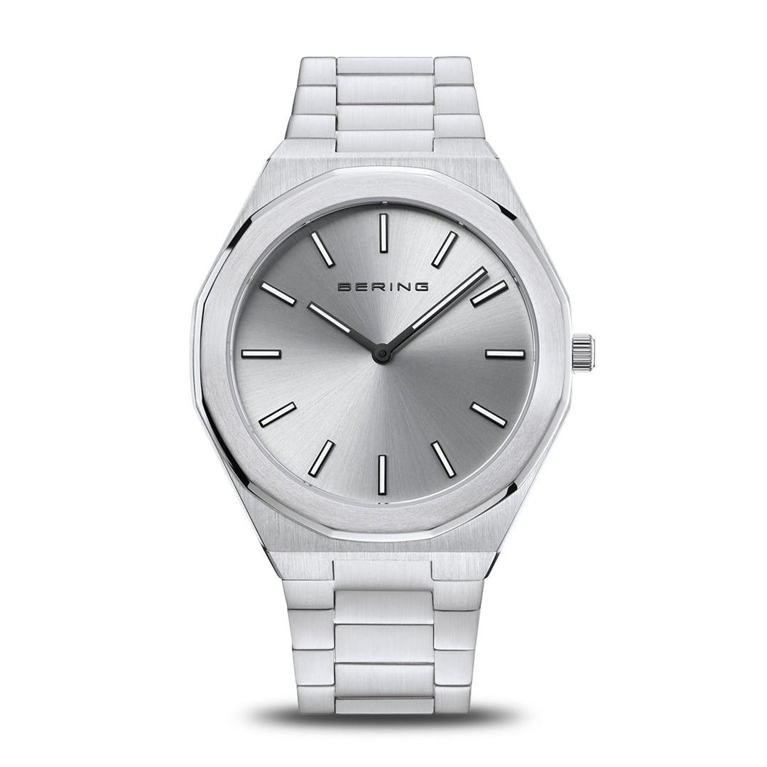 Een strak Bering herenhorloge, model 19641-700, heeft een achthoekige zilveren wijzerplaat met minimalistische markeringen en wijzers. Het heeft een metalen band en een saffierglas deksel. Het quartz uurwerk zorgt voor precisie en toont trots het merk Bering.
