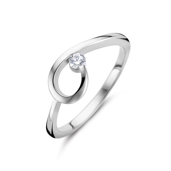 Een moderne zilveren ring zirkonia gerhodineerd van Van der Kooij Collectie, met een gebogen band en een enkele ronde zirkonia in een open lus, afgebeeld op een witte achtergrond.