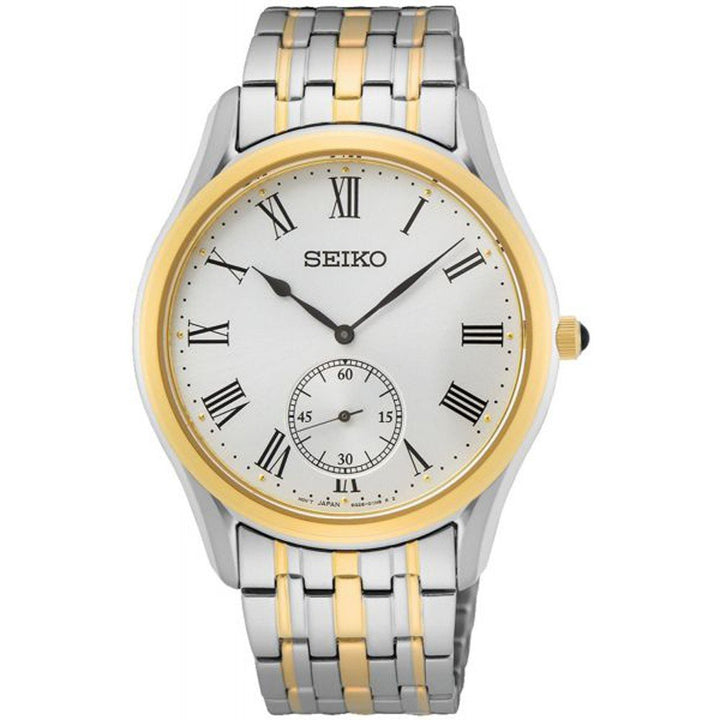 Het Seiko SRK048P1 herenhorloge heeft een zilver- en goudkleurige metalen band, een witte wijzerplaat met zwarte Romeinse cijfers, een kleine secondewijzerplaat op 6 uur, strakke zwarte wijzers en een goudkleurige lunette, wat resulteert in een elegant klassiek design.