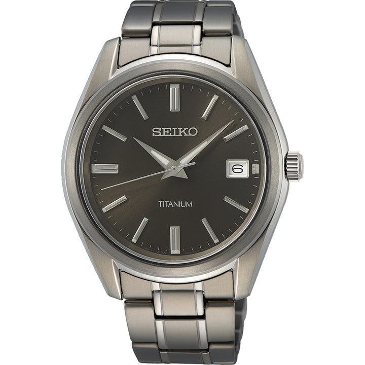 Ontdek het Seiko heren horloge SUR375P1, compleet met een titanium band en metalen armband. De ronde grijze wijzerplaat heeft zilveren uurmarkeringen, wijzers en het Seiko-logo, samen met TITANIUM en een datumvenster op 3 uur.