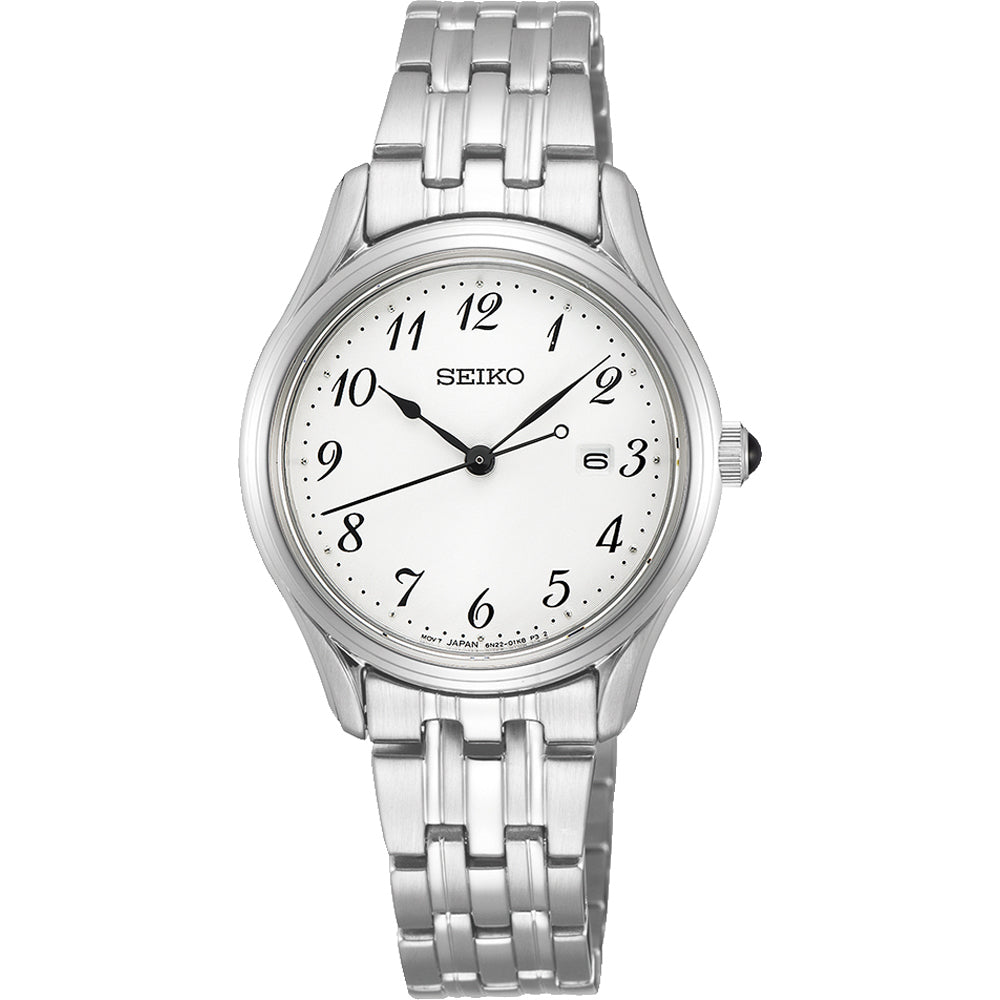 Het Seiko dameshorloge SUR643P1 heeft een ronde witte wijzerplaat met zwarte uurmarkeringen, een datumvenster op 3 uur en is gemaakt van zilver roestvrij staal. De elegante metalen schakelband versterkt de tijdloze stijl en toont de precieze tijd van 10:09.