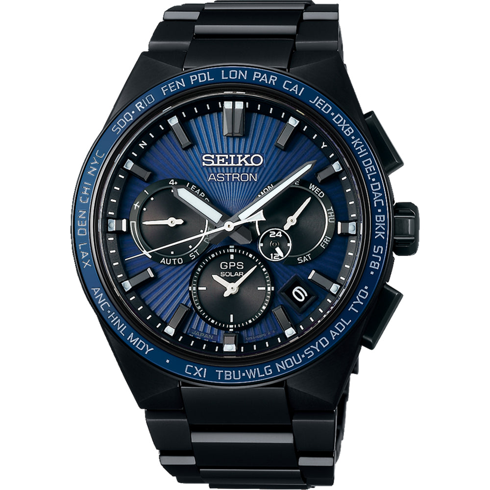 Het Seiko Astron heren horloge SSH121J1 uit de Astron-collectie is voorzien van een zwarte metalen band, donkerblauwe wijzerplaat, saffierglas, meerdere subwijzerplaten, een datumaanduiding en is elegant omlijst door een tijdzone-lunette.