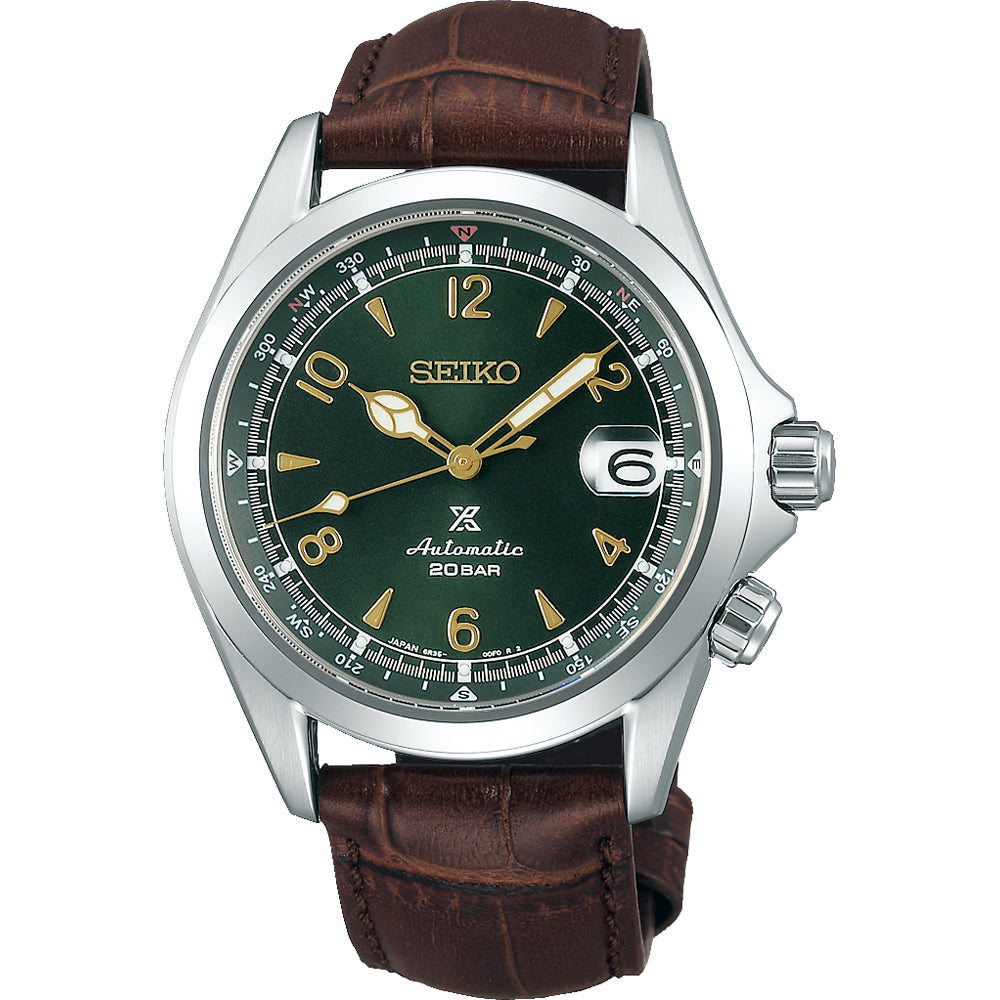 De Seiko Prospex SPB121J1 heeft een bruine leren band, zilveren kast en een donkergroene wijzerplaat met gouden cijfers en wijzers. Het bevat Automatisch Uurwerk, Waterdichtheid 20ATM, het Seiko-logo en heeft een datumvenster op 3 uur.