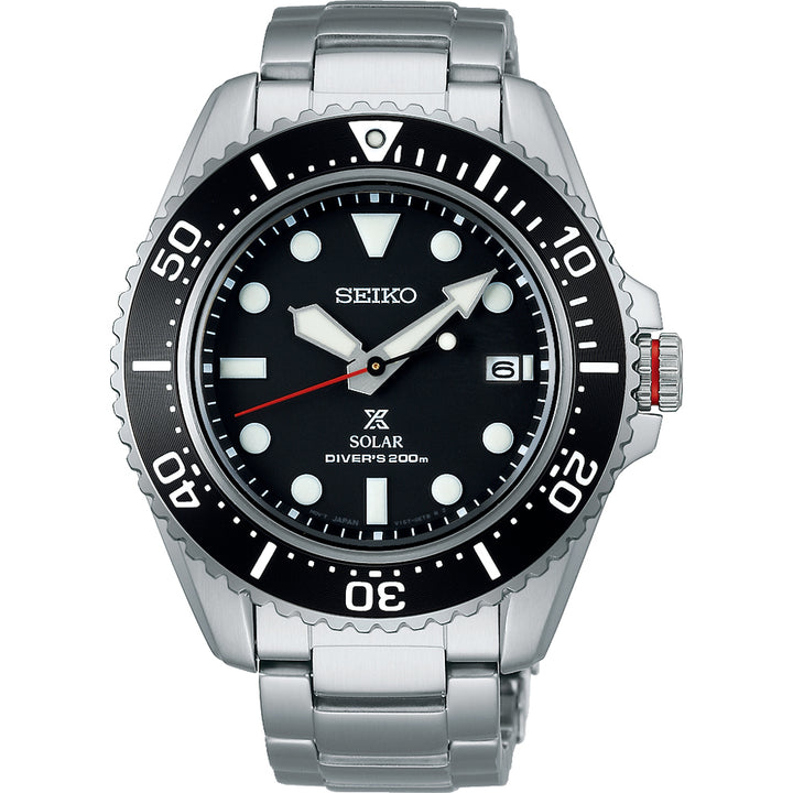 Ontdek de Seiko Prospex herenhorloge SNE589P1, een stijlvol duikhorloge met een zwarte draaibare lunette, zwarte wijzerplaat met witte uurmarkeringen, Solar Divers 200m tekst, Solar uurwerk en rode kroonaccenten. Het is gezet op een duurzame roestvrijstalen band.