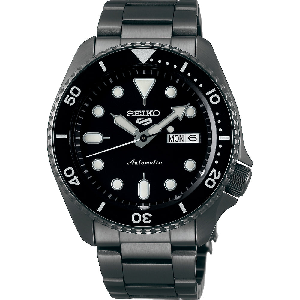Het Seiko 5 Sports herenhorloge SRPD65K1 van Seiko heeft een roestvrijstalen band, zwarte wijzerplaat, draaibare lunette, grote witte uurmarkeringen en zilveren wijzers met MON 6-display. Met een waterdichtheid van 10ATM combineert het stijl en duurzaamheid voor dagelijks gebruik.
