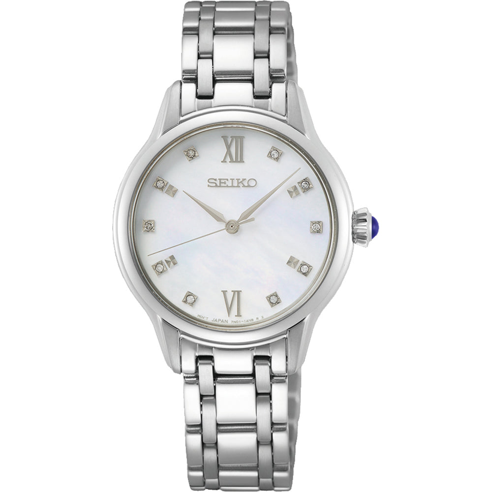 Het Seiko dameshorloge SRZ537P1 is een prachtig zilverkleurig horloge met een parelmoeren wijzerplaat met Romeinse cijfers op de 12 en 6, diamanten uurmarkeringen en duurzaam saffierglas, afgewerkt met een roestvrijstalen schakelband voor tijdloze elegantie.