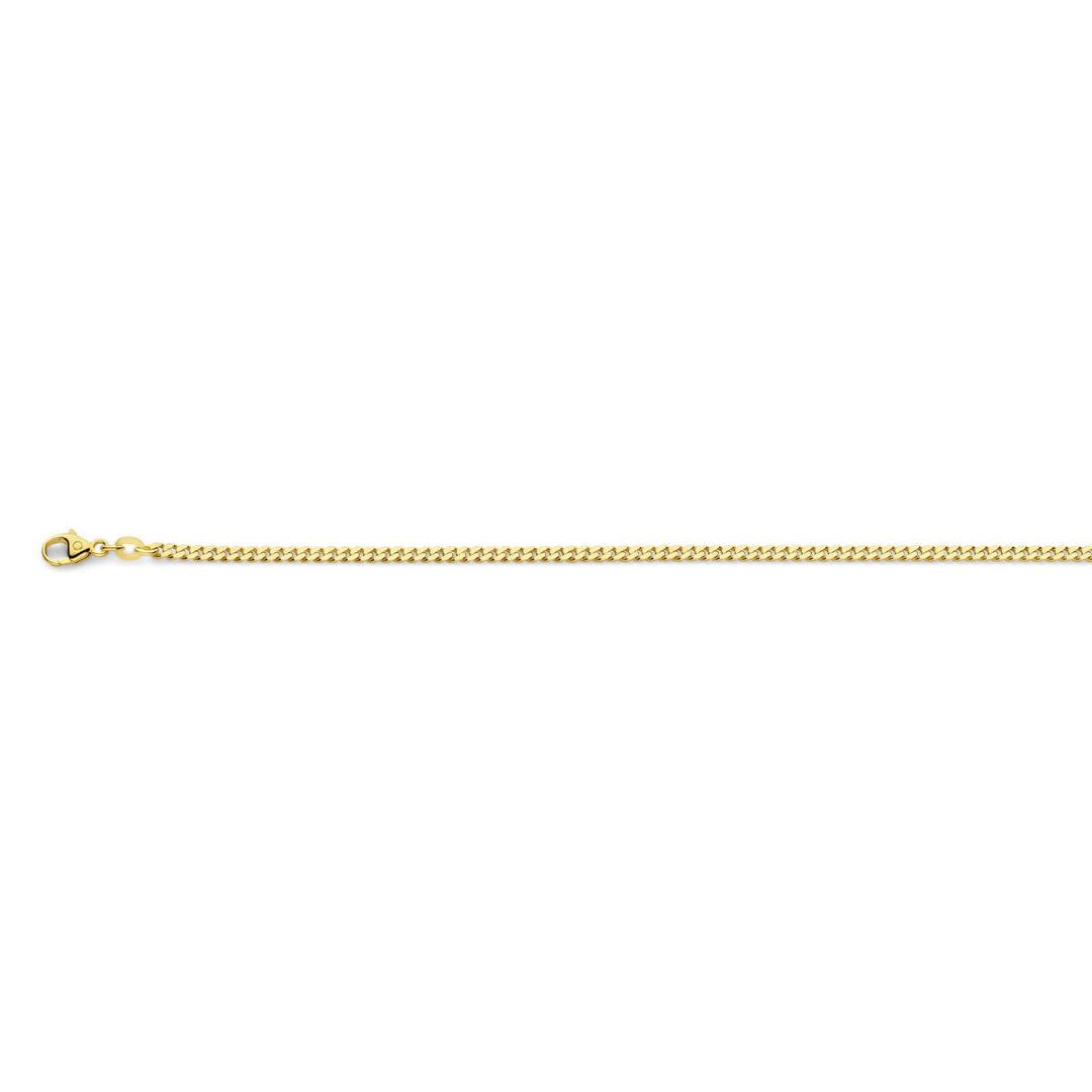 De Van der Kooij Collectie gourmette armband is een 2,4 mm, 4-zijdig geslepen, massief 14K geelgouden ketting met karabijnsluiting, afgebeeld op een witte ondergrond.