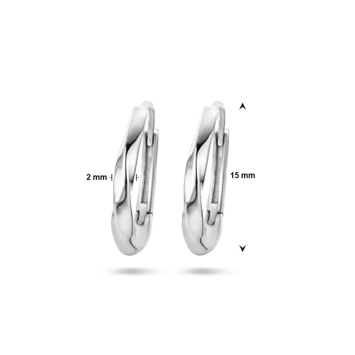 Een paar Van der Kooij Collectie klapoorringen gedraaid zilver gerhodineerd zijn afgebeeld op een witte achtergrond. Zwarte pijlen en labels geven de afmetingen aan: 2 mm breed en 15 mm hoog.