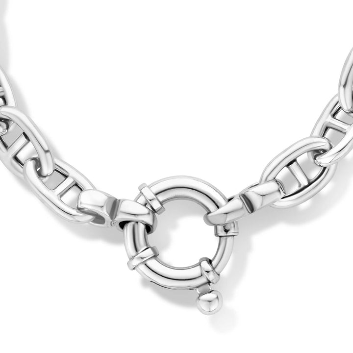 Close-up van het Van der Kooij Collectie collier marine 7,1 mm 45 cm zilver gerhodineerd met groot veerslot, met in elkaar grijpende schakels en een gepolijste afwerking.