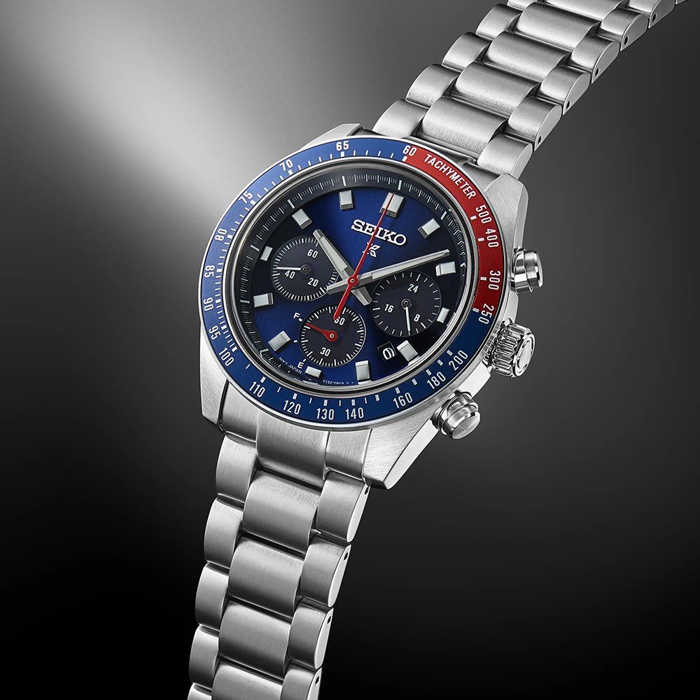 De Seiko Prospex SSC913P1, een herenhorloge, heeft een zonne-uurwerk met een zilveren chronograafontwerp en een roestvrijstalen band. Het heeft een blauwe wijzerplaat met een rode en blauwe tachymeter bezel, die overgaat van zwart naar lichtgrijs.