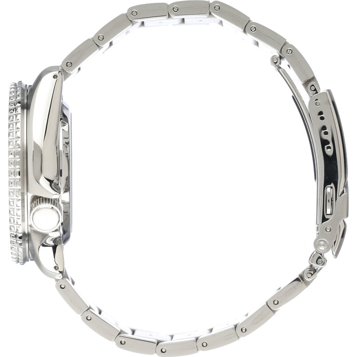 Zijaanzicht van de Seiko 5 Sports heren horloge SRPD53K1 van Seiko, met een gesloten ronde wijzerplaat, geschakelde armband, geribbelde lunette, zijknoppen en een klassiek zilver metalen ontwerp. Dit automatisch horloge is afgebeeld vanaf de zijkant.