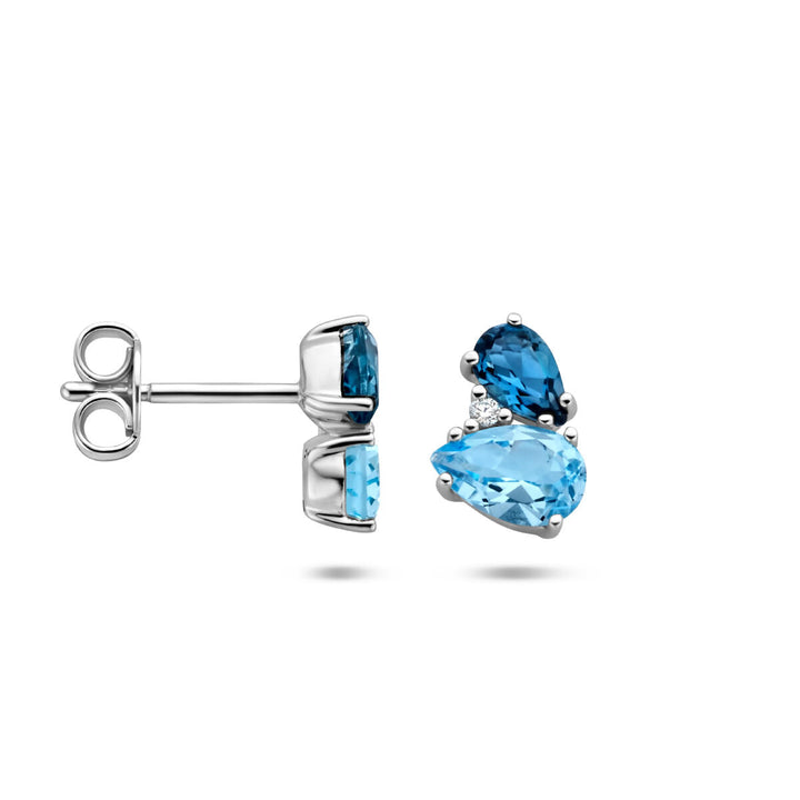 Van der Kooij Collectie oorknoppen: 14K witgoud met London Blue topaas, blauwe topaas en 0.015ct diamant (2x0.0075ct) H P1, elegant afgewerkt. Eén oorbel is van voren en één van opzij te zien.