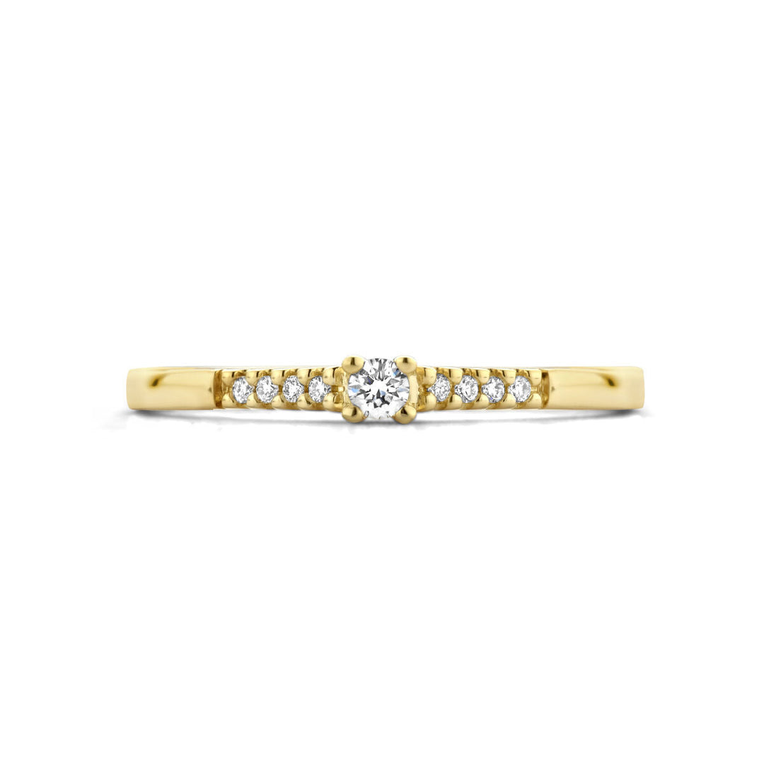 De Van der Kooij Collectie ring diamant 0.07ct h si in 14K geelgoud heeft een centrale solitaire diamant met een diamanten rij aan weerszijden, gepresenteerd tegen een witte achtergrond.
