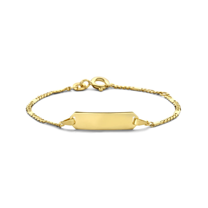 De Van der Kooij Collectie biedt een unisex graveerarmband uit hun lijn, met een 14k geelgouden ontwerp met een gepolijste rechthoekige plaat en gevlochten ketting. Het bevat een karabijnsluiting en wordt gepresenteerd op een effen witte achtergrond, geschikt voor kinderen of volwassenen.