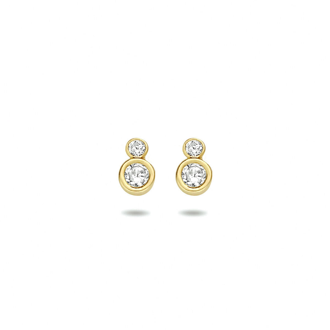 Van der Kooij Collectie oorknoppen zirkonia 14K geelgoud: elk knopje heeft twee helderwitte zirkonia's, verticaal geplaatst met de kleinere steen boven de grotere, op een witte achtergrond.