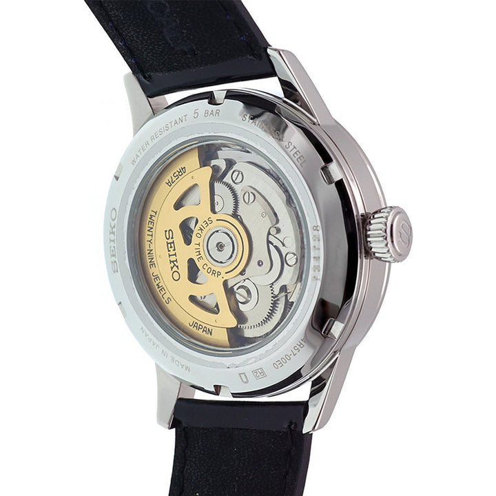 De Seiko Presage heren horloge SSA343J1 toont zijn automatische uurwerk door een transparante achterkant van de kast, waardoor de ingewikkelde tandwielen en goudkleurige rotor zichtbaar zijn. De zwarte leren band voegt elegantie toe aan dit nauwkeurig vervaardigde Seiko-uurwerk.