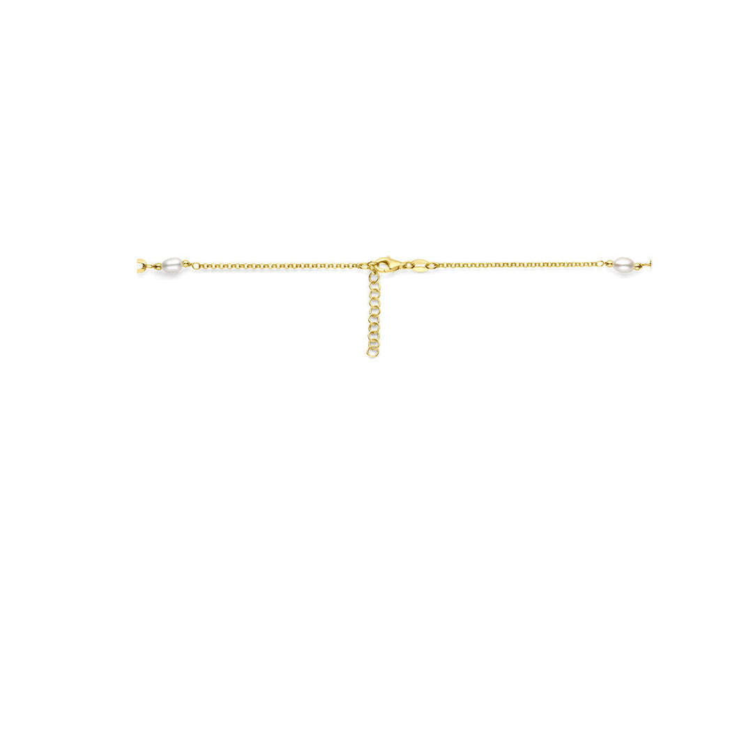 De Zilver vergulde ketting dames parels 3 micron verguld (geel) van Van der Kooij Collectie is voorzien van delicate vergulding, een centrale sluiting, een verstelbare verlenging en elegante zoetwaterparels accenten voor een verfijnde look.