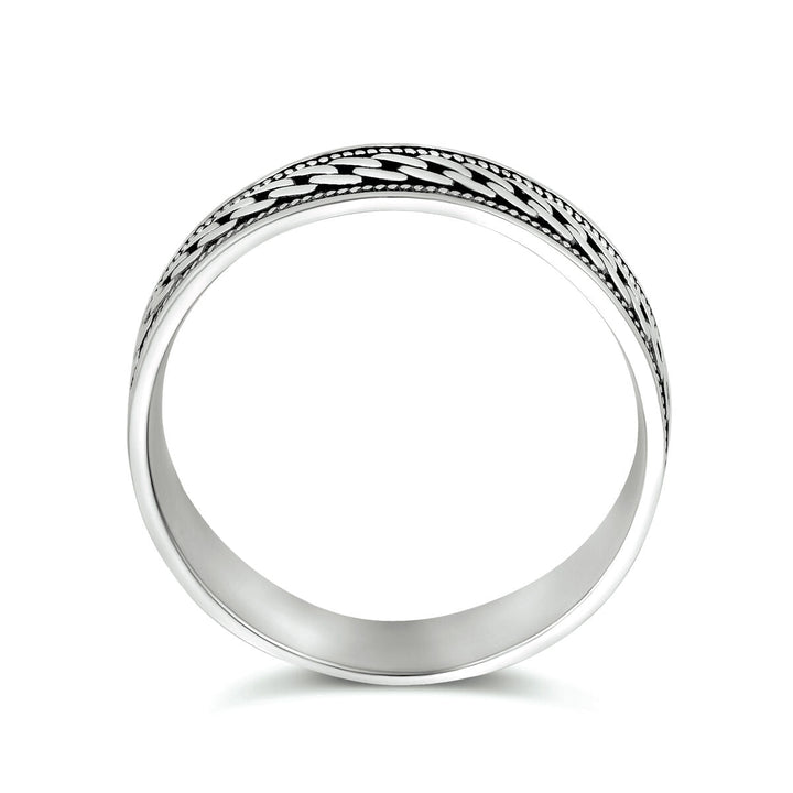 De Van der Kooij Collectie Ring oxi zilver geoxideerd is een herenring van geoxideerd zilver met een zwart gegraveerd wingerd- en bladpatroon rond de band, tegen een witte achtergrond.