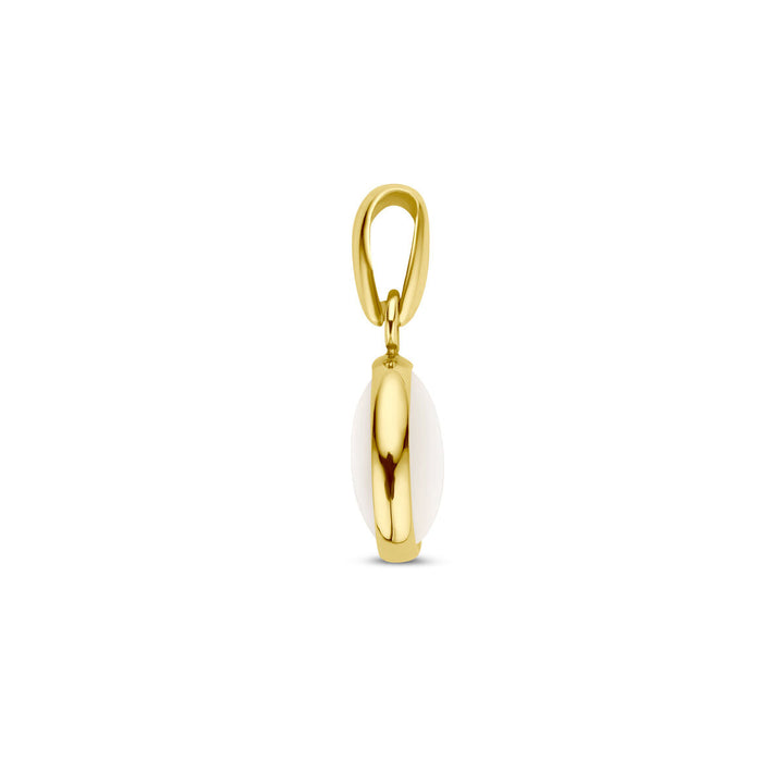 De hanger parelmoer 14K geelgoud van Van der Kooij Collectie is een gouden en witte ovale hanger met een gepolijste afwerking, weergegeven tegen een effen witte achtergrond.