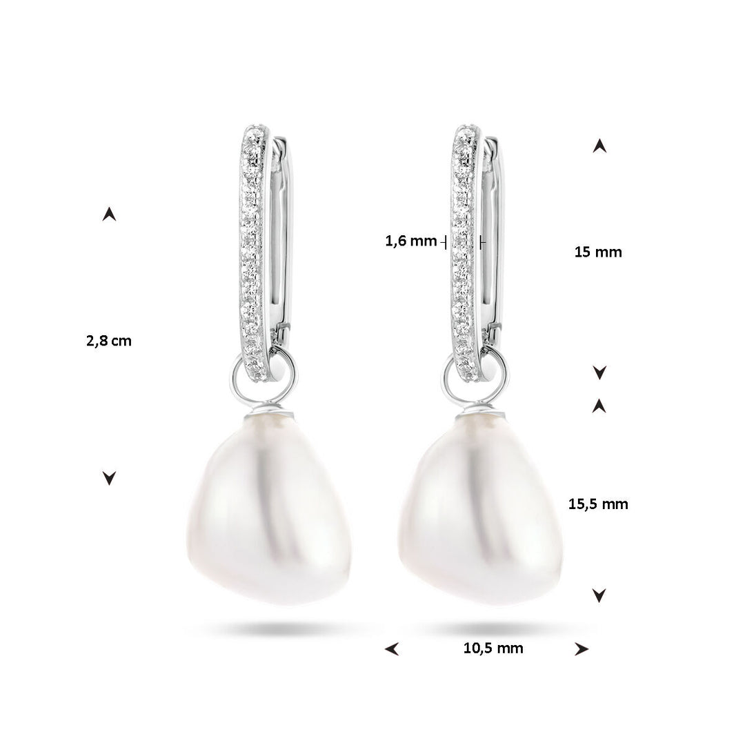 De Van der Kooij Collectie oorringen paperclip barok parel en zirkonia zilver gerhodineerd zijn voorzien van druppelvormige zoetwaterparels, ingebedde zirkonia, en zijn 2,8 cm lang, 1,6 mm dik, met ringen van 15 mm en parels van 15,5x10,5 mm.