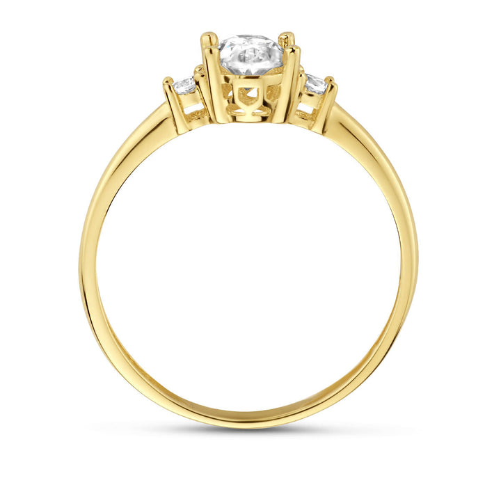 De Van der Kooij Collectie ring trilogie zirkonia 14K geelgoud is een damesring met een ronde zirkonia als middelpunt, vierpoots gezet en geflankeerd door twee kleinere stenen per zijde, zijaanzicht op witte achtergrond.