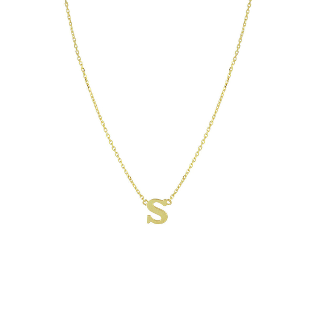 De Van der Kooij Collectie Gouden dames ketting letter 14K is een delicaat geelgouden anker collier met gepersonaliseerde S-hanger, centraal aan de ketting en getoond op een witte achtergrond. Een perfecte sieradencadeau voor dames.