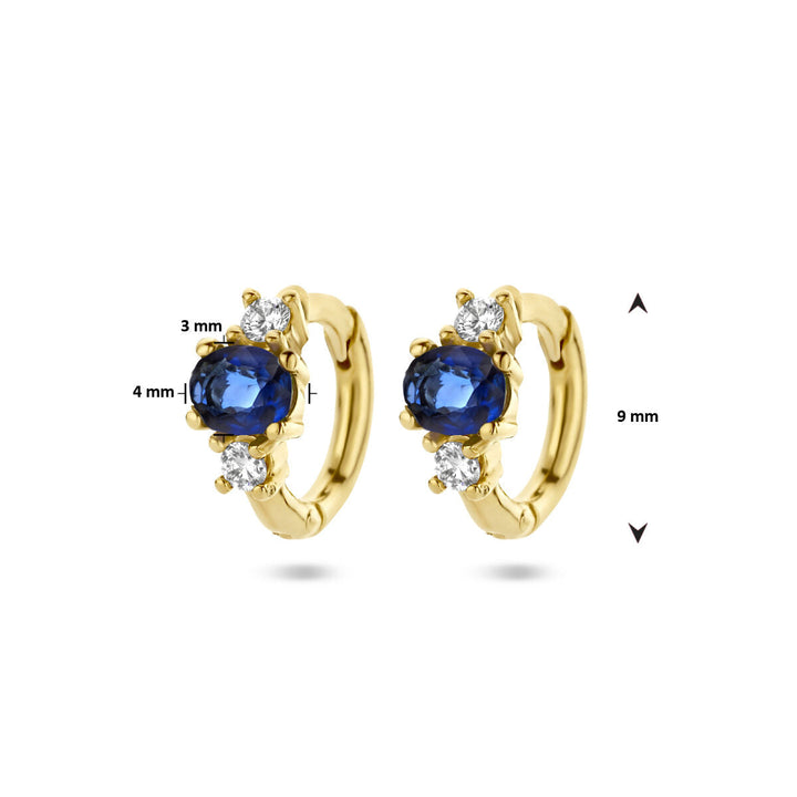 Van der Kooij Collectie klapoorringen in 14K geelgoud met ronde saffier (4 mm) en twee diamanten per oorbel (totaal 0,10ct, H SI, 3 mm), hoogte: 9 mm.