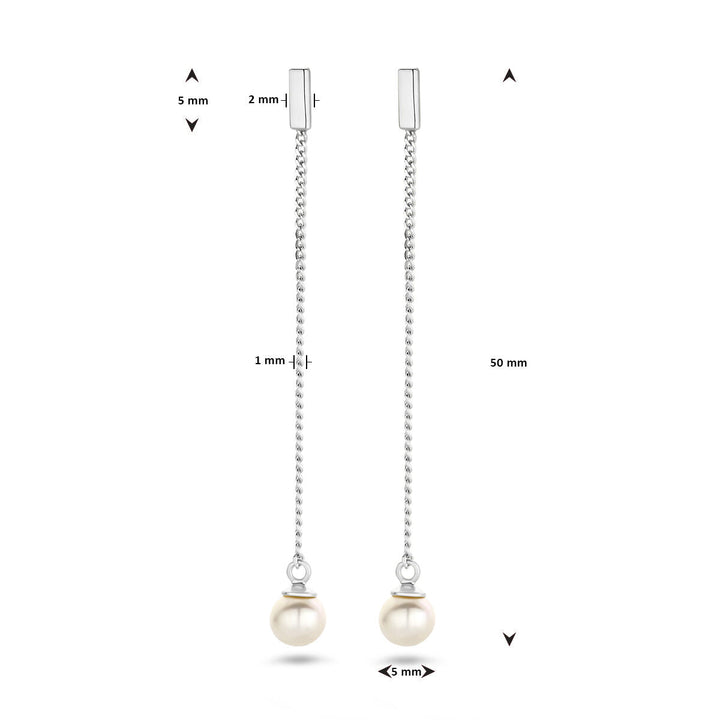 Een paar zilveren oorhangers uit de Van der Kooij Collectie, elk met een witte zoetwaterparel. Afmetingen: lengte 50mm, steker 5mm, kettingdikte boven 2mm, pareldiameter <5mm.