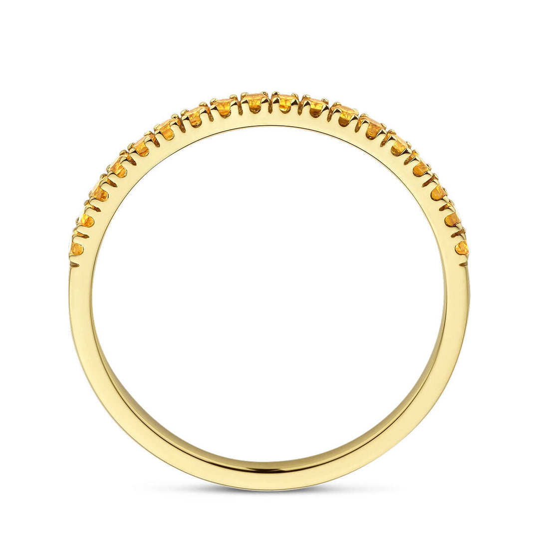 Deze elegante dames sieraad is de Van der Kooij Collectie ring met geboortesteen citrien november in 14K geelgoud, met kleine citrien edelsteentjes langs de bovenste helft van de band.