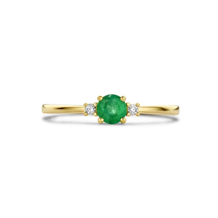 De Van der Kooij Collectie ring trilogie smaragd en diamant 0.03ct (2x 0.015ct), h p1 in 14K geelgoud heeft een ronde groene smaragd tussen twee diamanten, gezet op een dunne, gepolijste band met minimalistisch design.