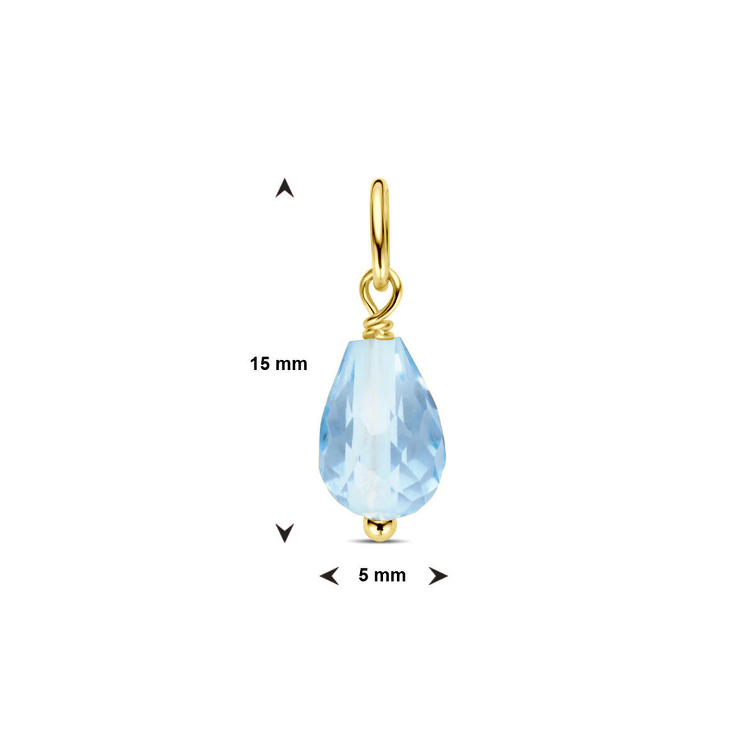 Van der Kooij Collectie hanger blauw topaas 14K geelgoud: druppelvormige, facetgeslepen hemelsblauwe topaas hanger met geelgouden lus. Afmeting: 15 mm hoog x 5 mm breed. Witte achtergrond. Geïnspireerd door Van der Kooij vakmanschap.