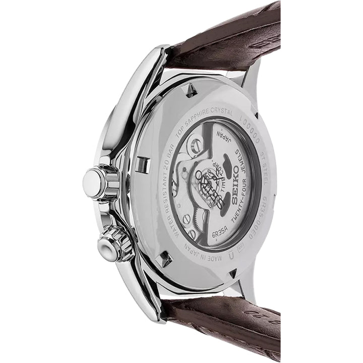 Het Seiko Prospex heren horloge SPB121J1 heeft een automatisch mechanisme met een zilveren kast en donkerbruine leren band. De blootgestelde achterkant onthult het ingewikkelde uurwerk, terwijl zichtbare gravures merkdetails, specificaties en een waterbestendigheid van 20ATM benadrukken voor duurzaamheid.