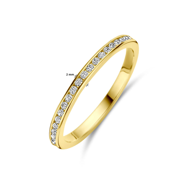 De aanschuifring zirkonia 14K geelgoud van Van der Kooij Collectie is een slanke, gepolijste ring van 2 mm breed met een rij transparante zirkonia langs de bovenzijde.
