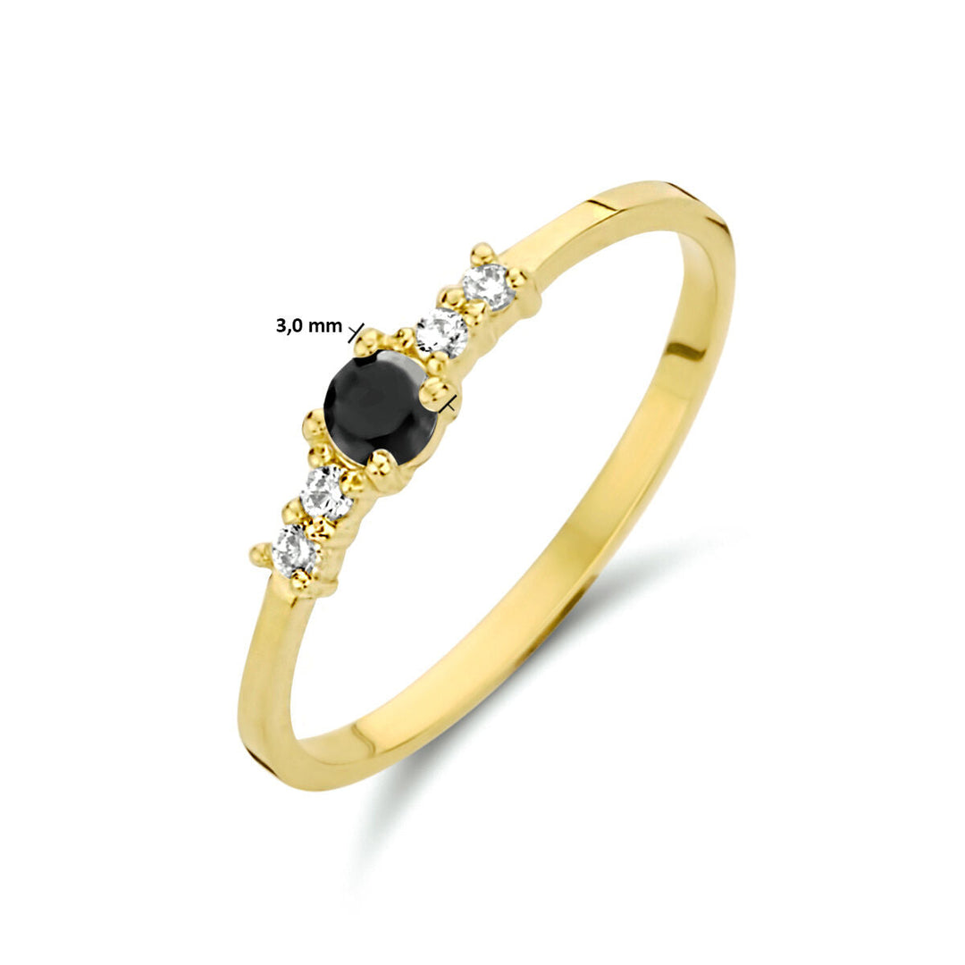 De Van der Kooij Collectie "ring zwart en wit zirkonia 14K geelgoud" heeft een centrale ronde zwarte edelsteen van 3,0 mm, geflankeerd door drie sprankelende zirkonia's aan elke kant, geplaatst op een delicate 14k geelgouden band.
